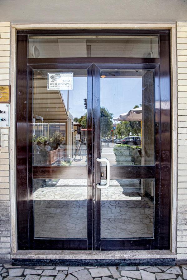 Elegante Camera Con Finiture Di Lusso Appena Ristrutturata Марина-ди-Каррара Экстерьер фото